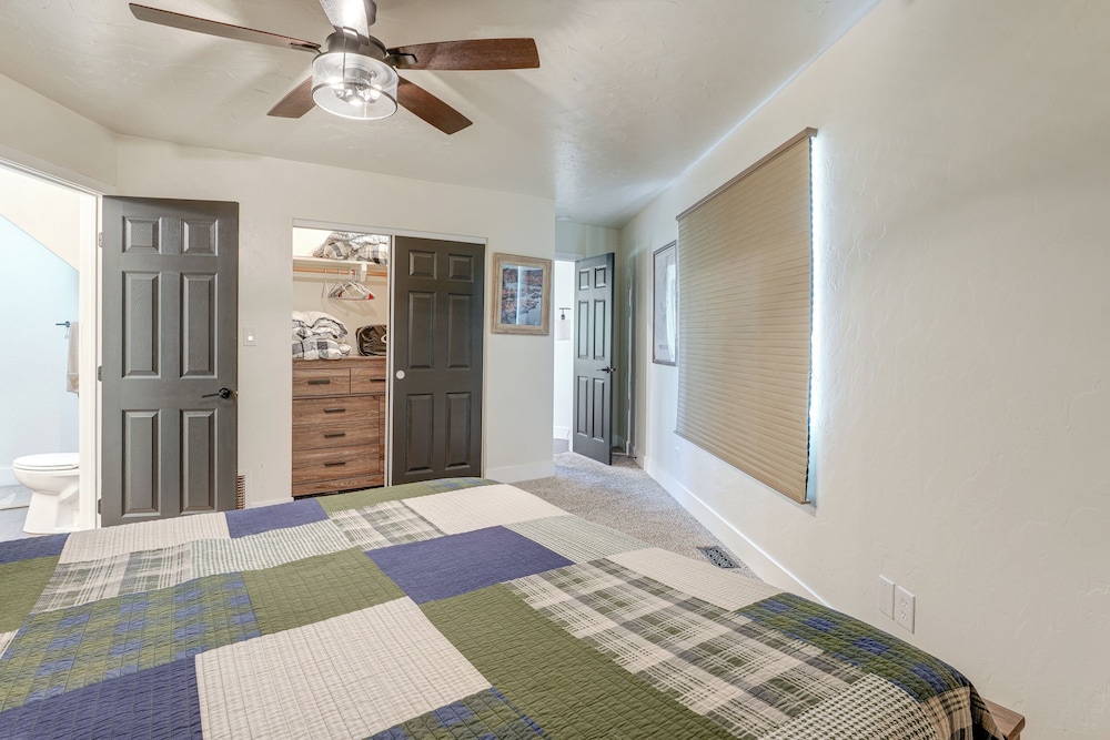 Mid-mod Mountain Cabin Near Thumb Butte Trails!