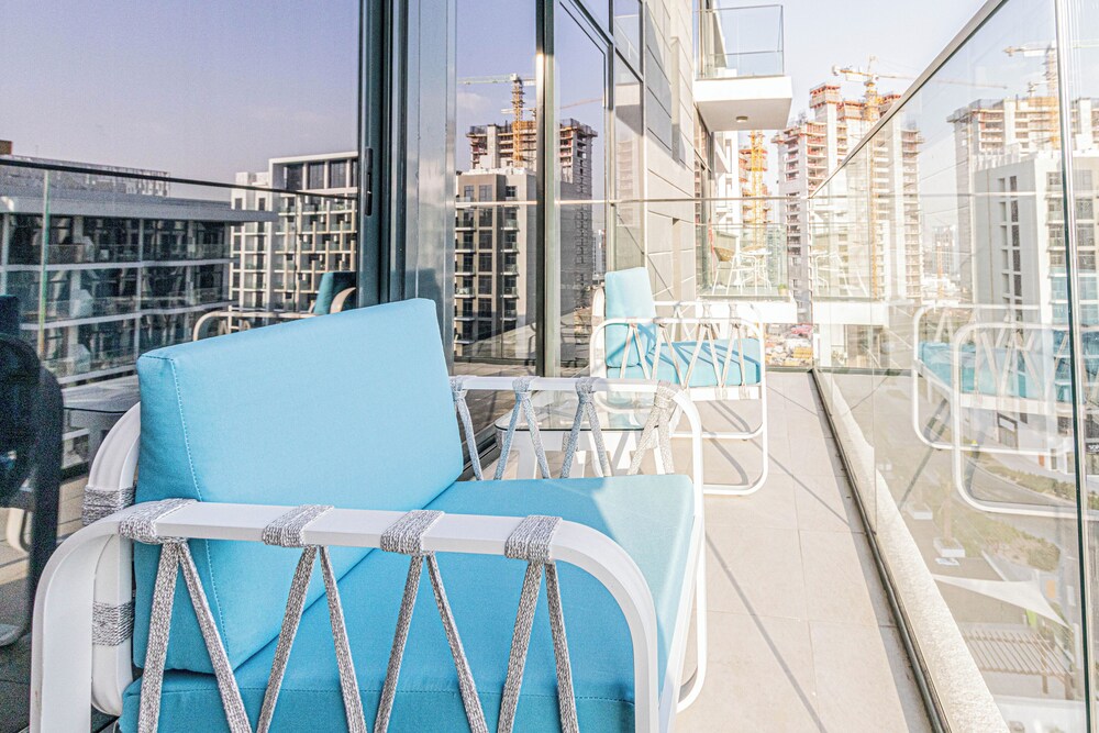 Luxurious 1BR Living in Azizi Riviera 39
