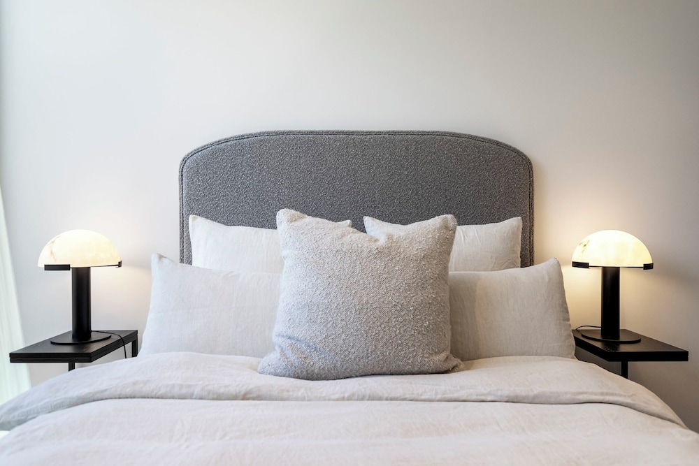 Luxuria Apartments - Collins House