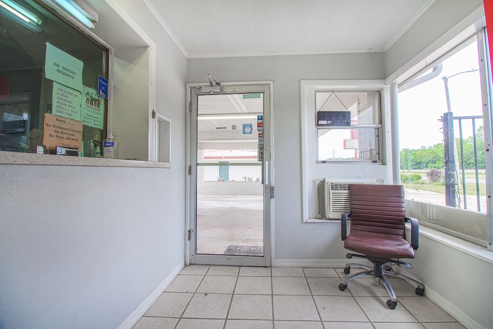 McAlester Vacations - OYO Hotel McAlestar OK S Main St - Property Image 2