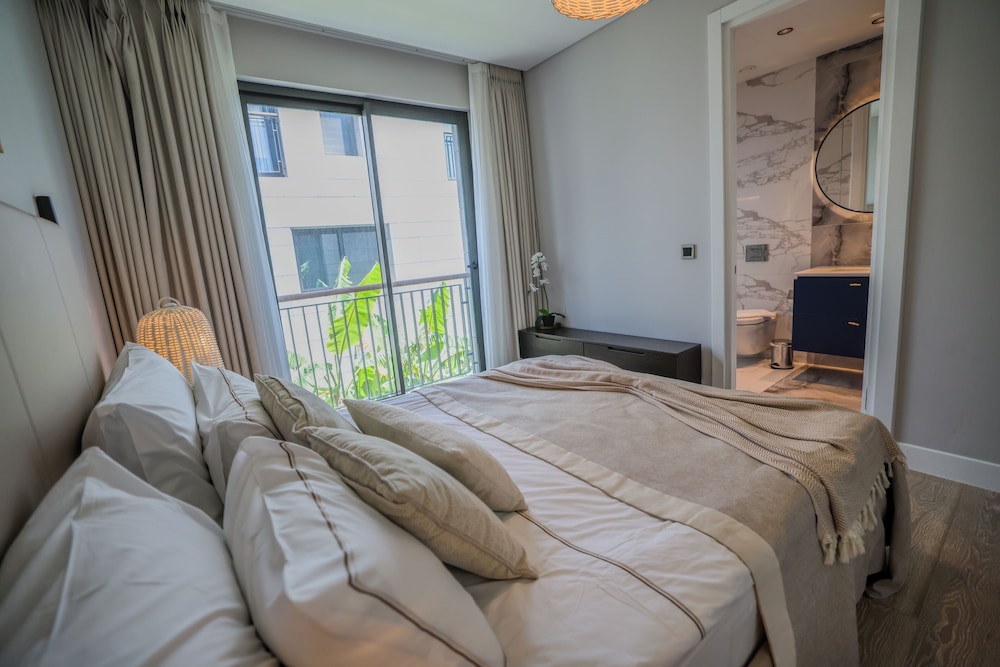 1-Bedroom Seafront Flat with Hotel Amenities