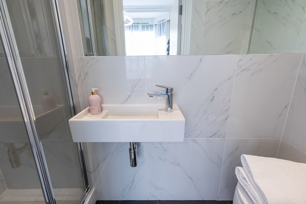 Luxurious Air Conditioned Apt High Street Kensington