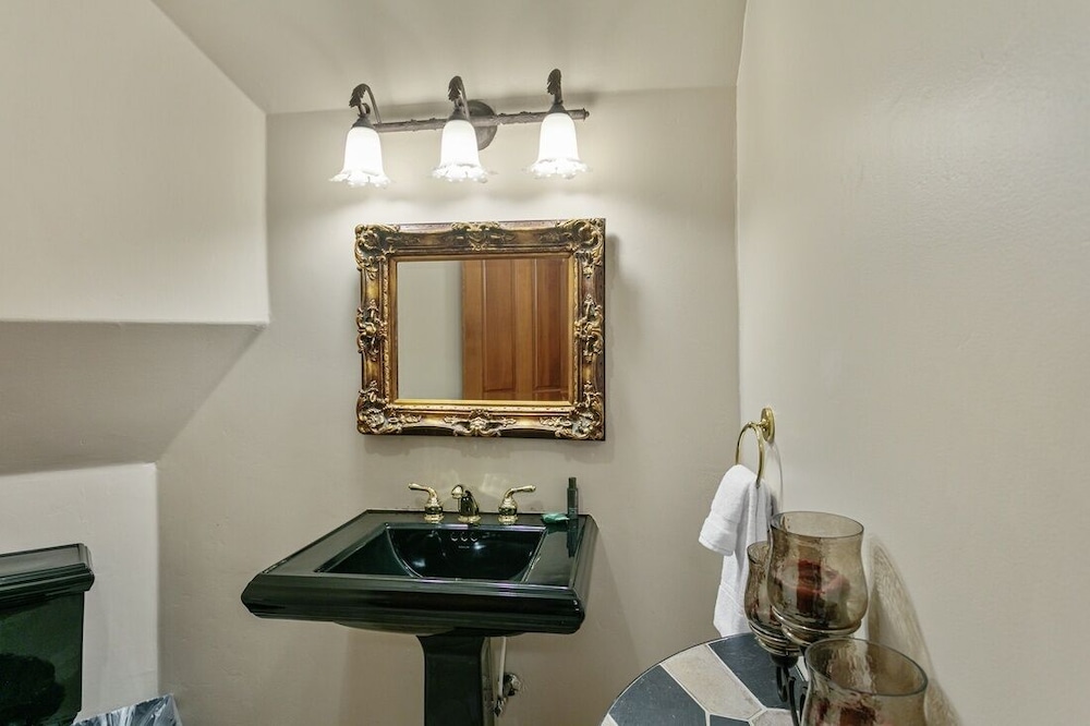 3135 Thistle - 7 Bedroom Private Home 7 Home