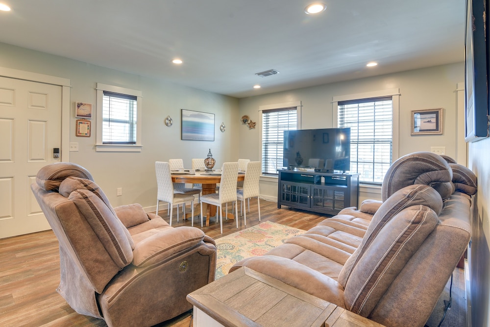 Galveston Vacation Home: 2 Mi to Galveston Beach!