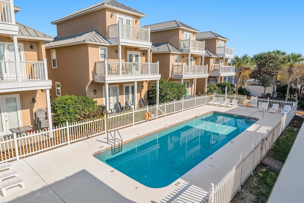 Palm Breeze Retreat Sleeps 10!