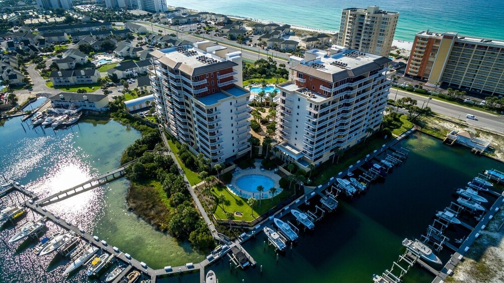 Harbor Landing 201a 3 Bedroom Condo by RedAwning