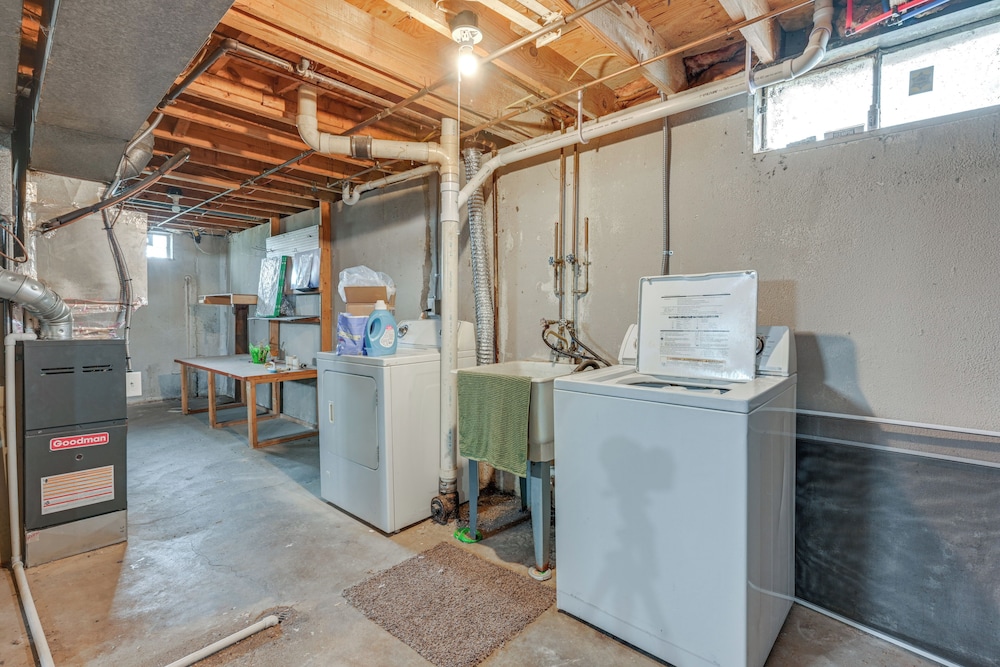 3 Mi to Dtwn Royal Oak: Getaway w/ Fenced Yard!
