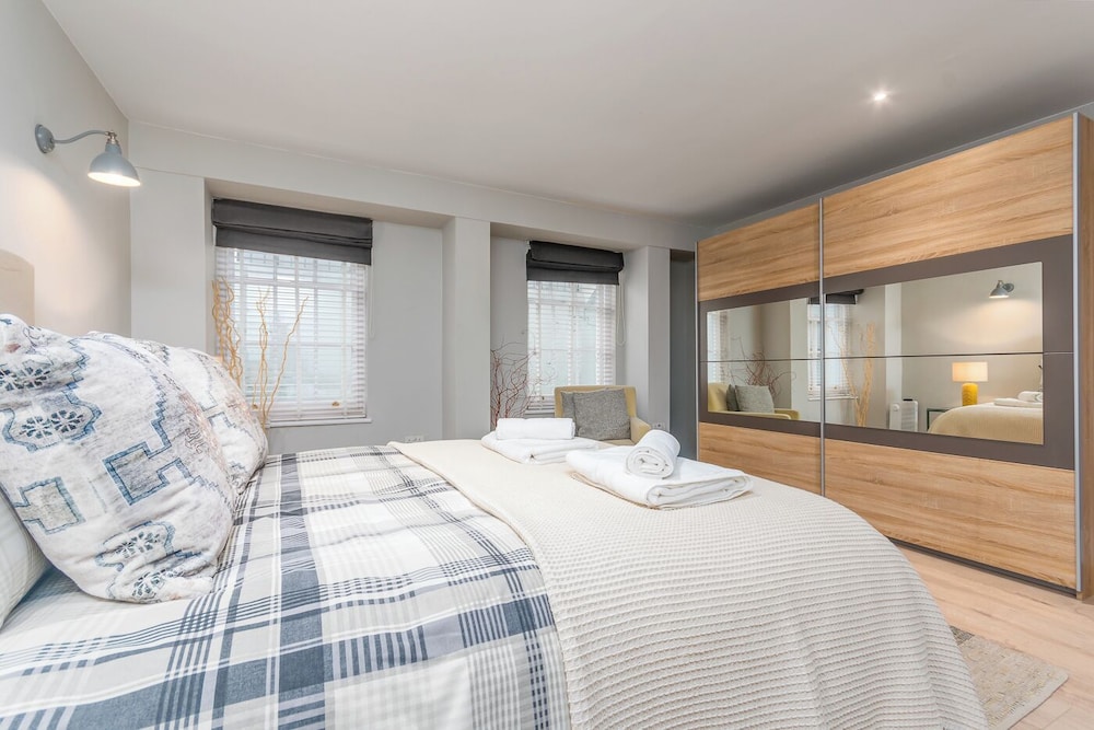 Elegant Townhouse&Basement in Leamington