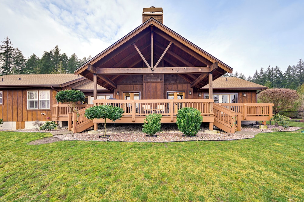 Gorgeous Home w/ Mt Rainier Views: 4 Mi to Poulsbo