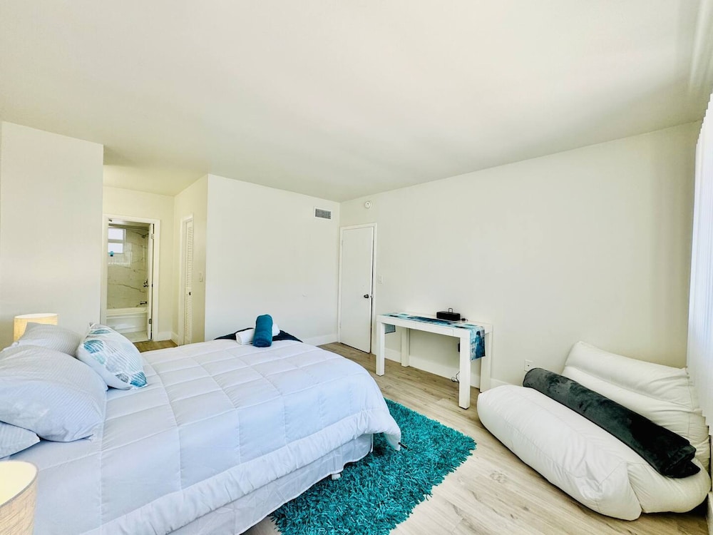 Waterfront 1BR Parking Walk to the Beach