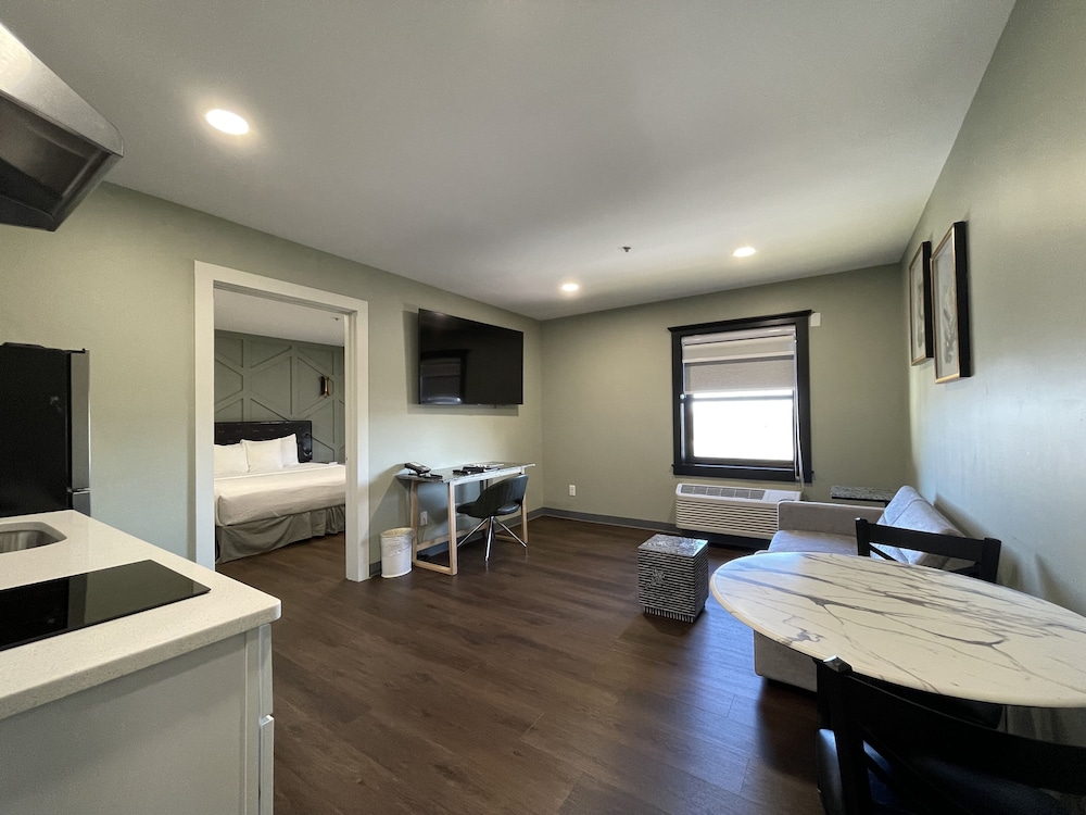 Bloomington Vacations - The Chateau Hotel and Conference Center - Property Image 48