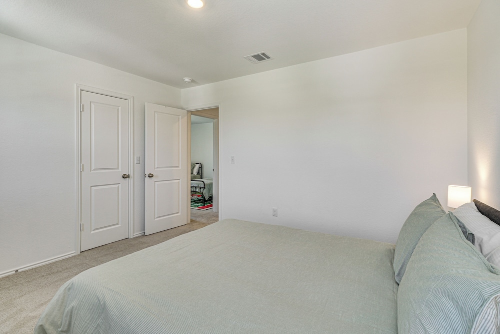 6 Mi to Mckinney Falls: Spacious Home w/ Game Room