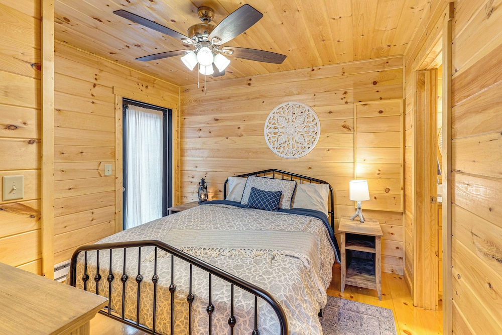 Romantic Log Cabin in the Smokies w/ Fire Pit!