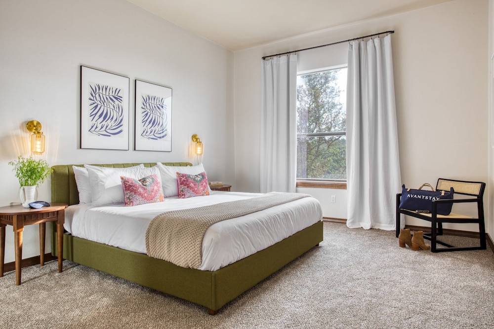 Hudson by Avantstay Magnificent Home w/ Beautiful Views, Multiple Living Areas, Pool & Games!