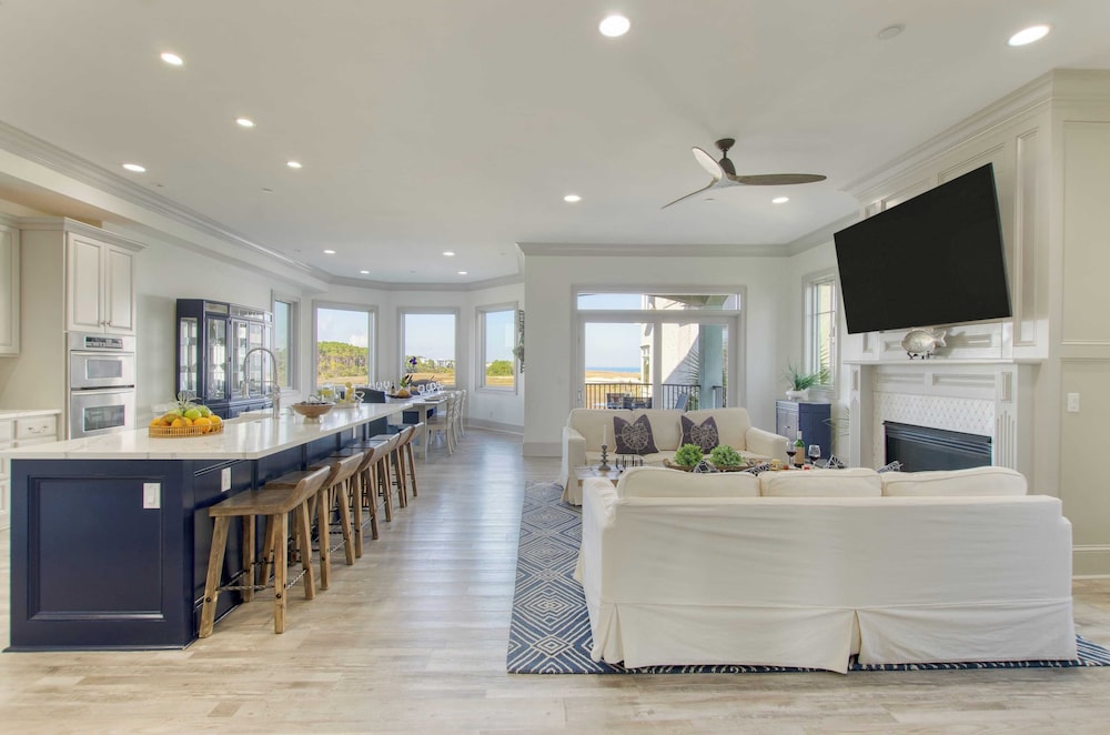 Sleeps 38 2 Homes, Steps to the Beach, Private Pool + Hottub, Game Room, Views