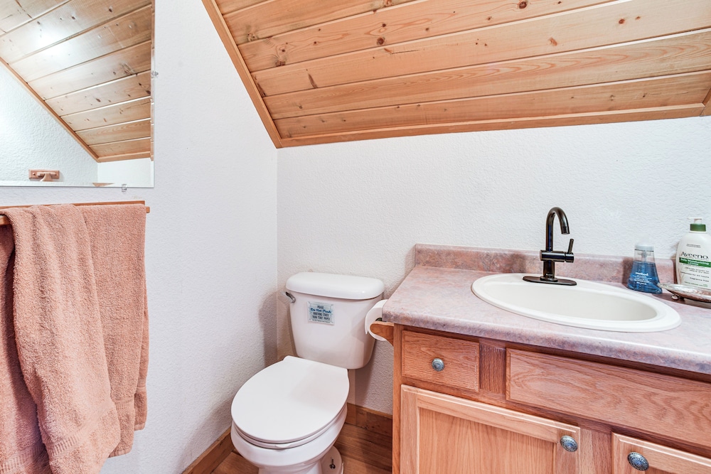Hot Tub & Peak Views: Cripple Creek Cabin