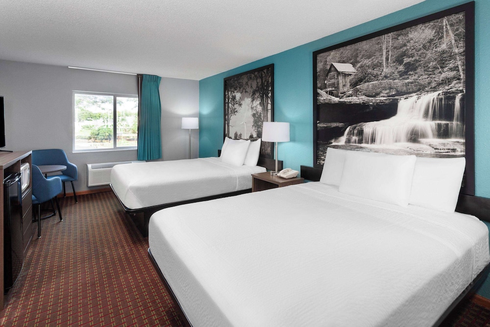 Super 8 by Wyndham McHenry/Fox Lake Area - Property Image 20