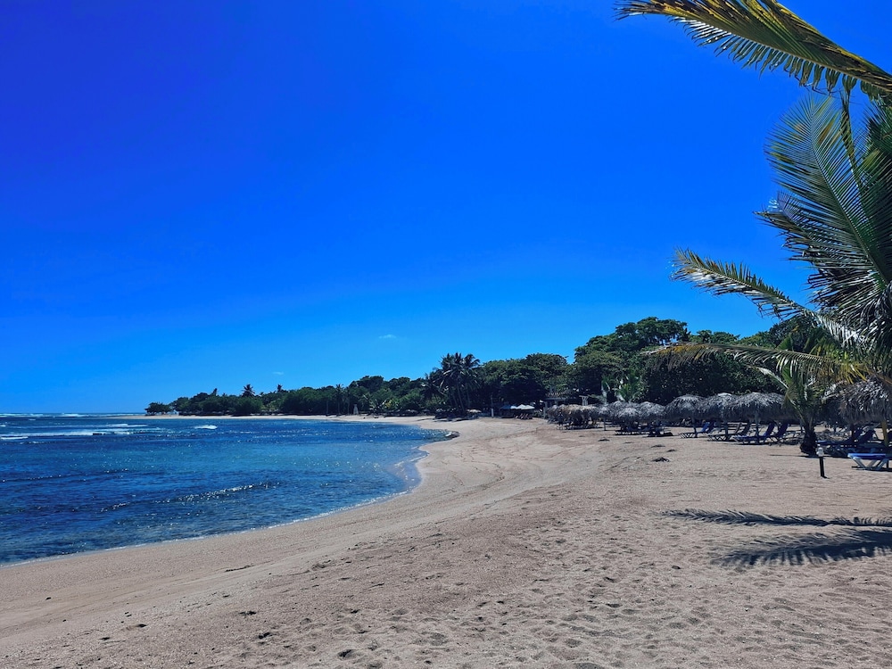 Costambar Beachfront Pool Apartment