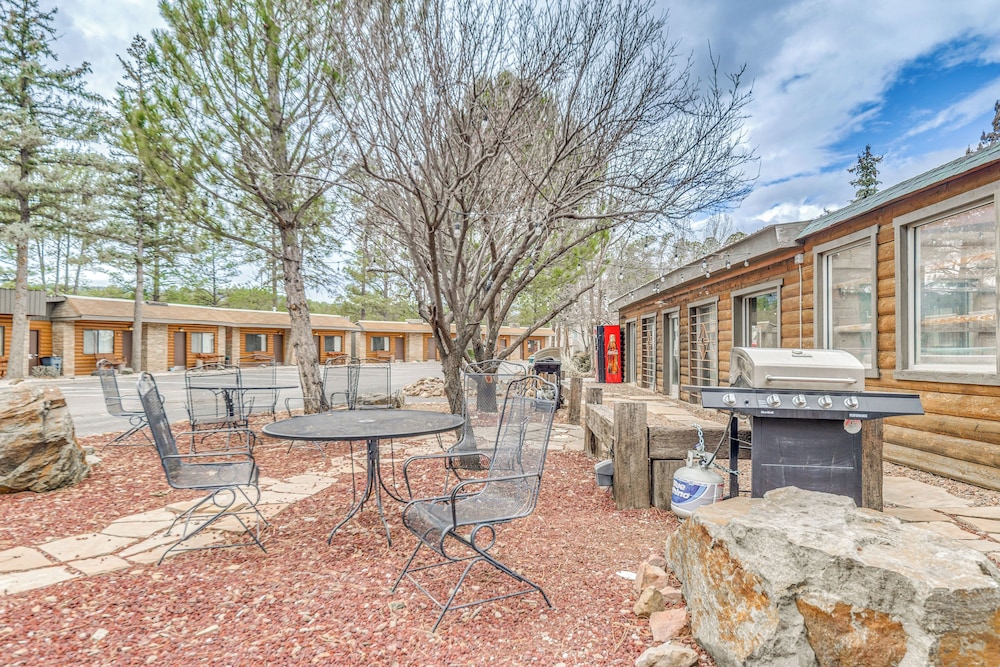 Walk to Midtown Ruidoso: Modern-rustic Cabin