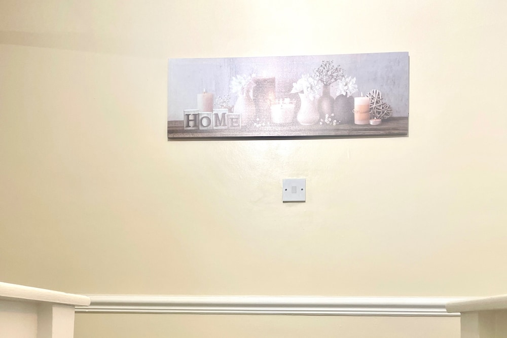 House - Sleeps 9 - Garden - Pet Friendly - Parking