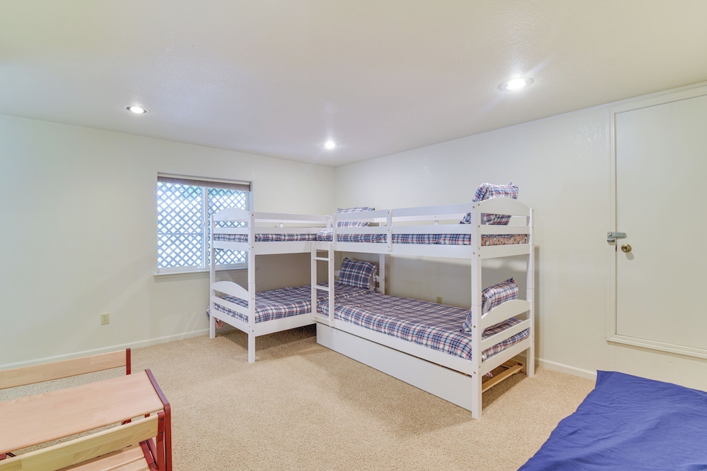Gateway to Yosemite: Group-friendly Groveland Home