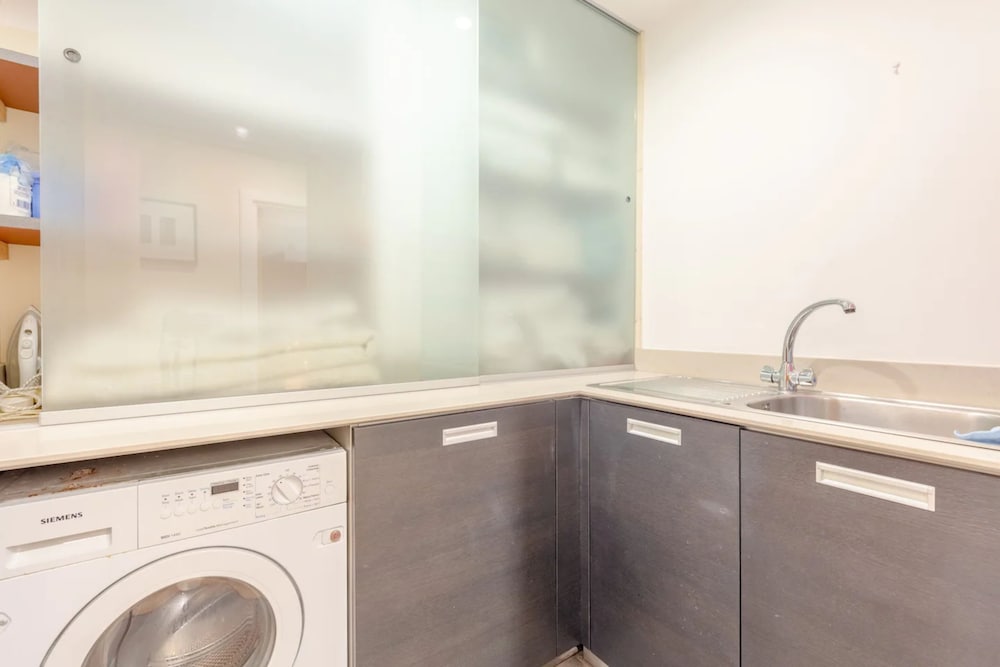 Gorgeous 3 Bedroom Flat in Vauxhall With City Views