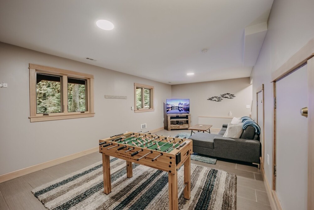 69sl - Upscale - Hot Tub - Wi-fi - Bbq - Sleeps 8 4 Bedroom Cabin by Redawning view 5
