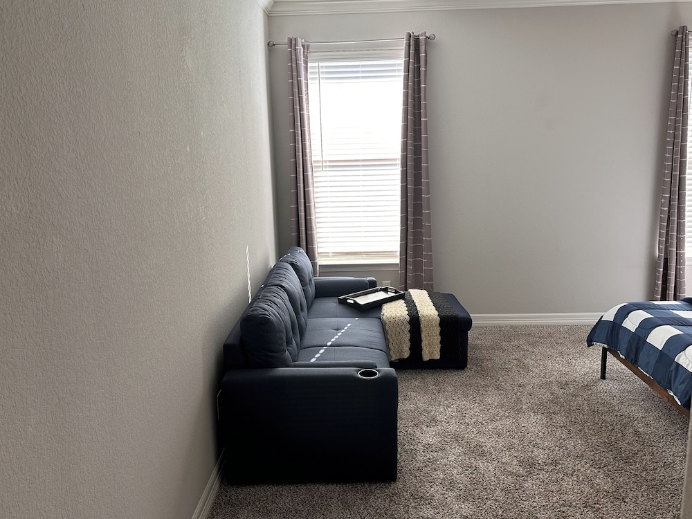 3BR Cozy Home w/ Enclosed Backyard & W/D