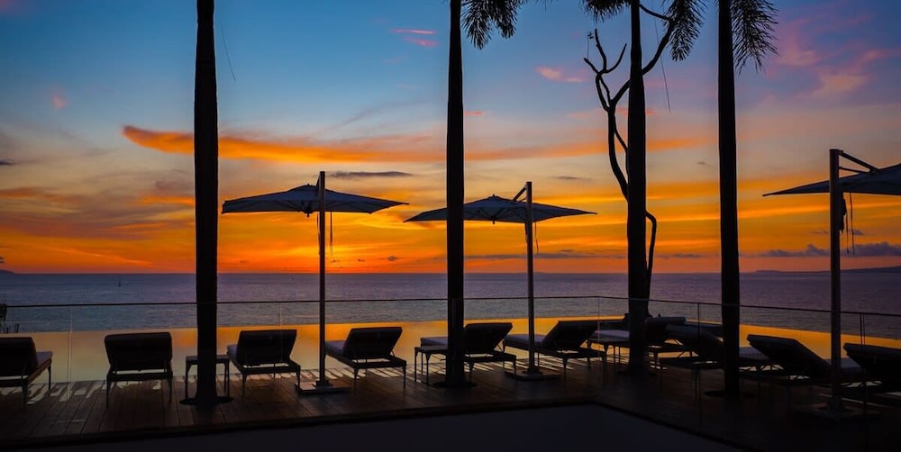 Stylish King-bed Unit - Pool - Ocean View - Gym