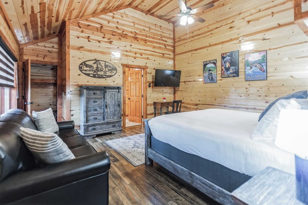 Laurel Point by Avantstay Sleeps 18! Indoor Pool, Hot Tub, Theater, Game Room