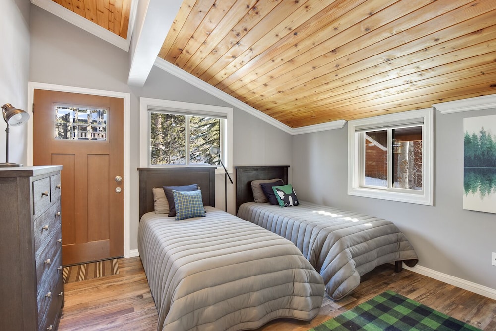 Alpine Chalet Nature Lovers Rejoice! Chic 4 BDR view 5