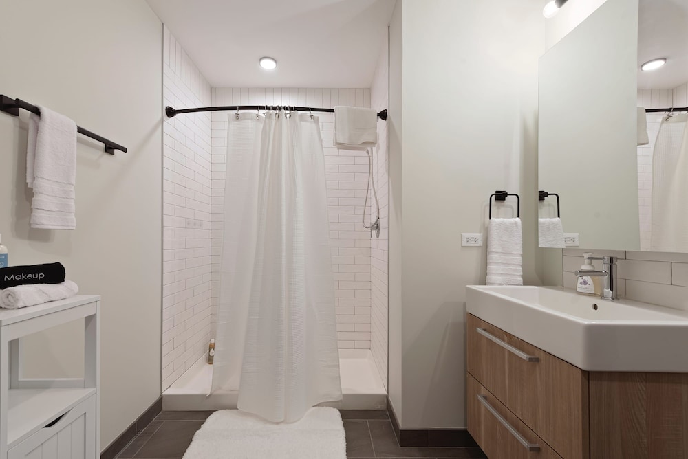 Urban Retreat 2BR Resort Amenities Downtown