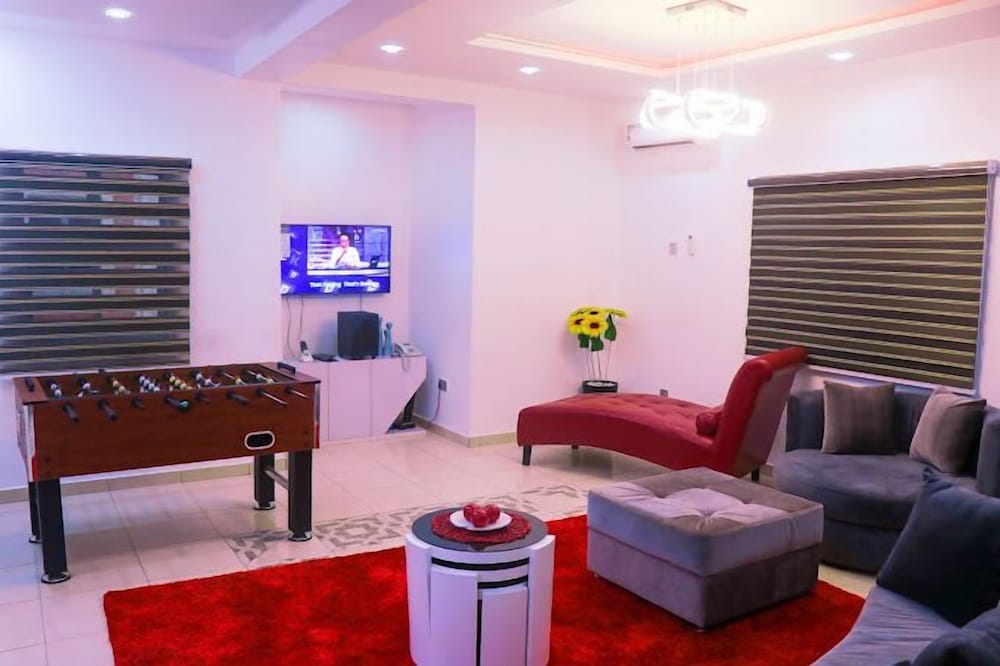 Comforts Court And Apartment