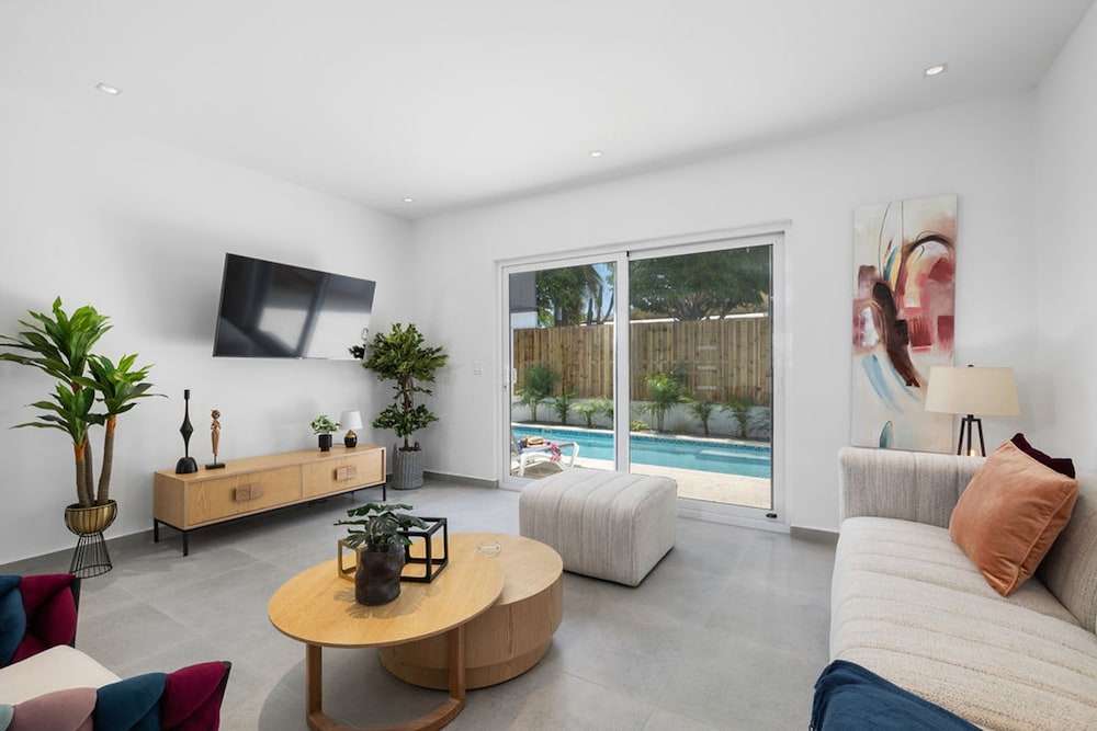 Brand NEW Private Pool King Beds Palmbeach