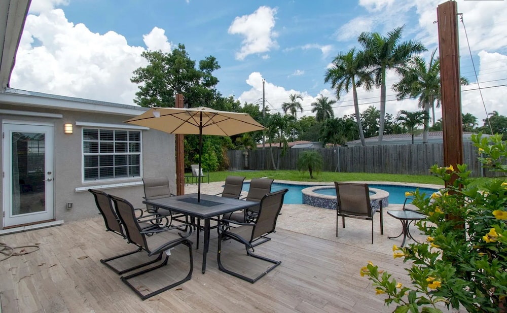 Sunlit Escape 3BR 2BA w Private Pool Backyard