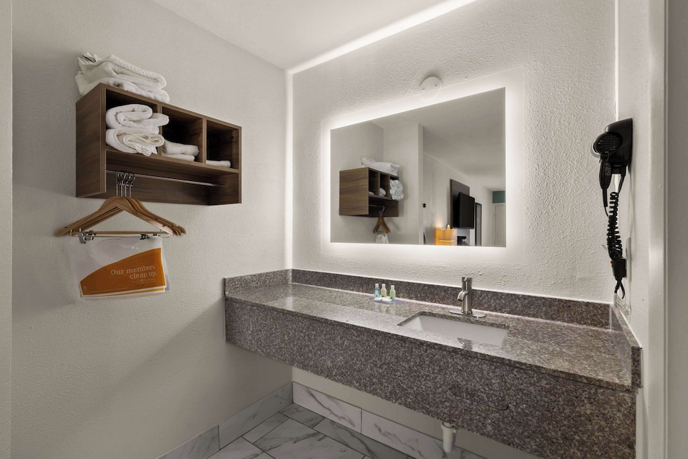 Monroe Vacations - Quality Inn - Property Image 6