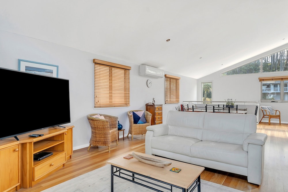 3-bed Seaside Serenity Escape at Long Beach