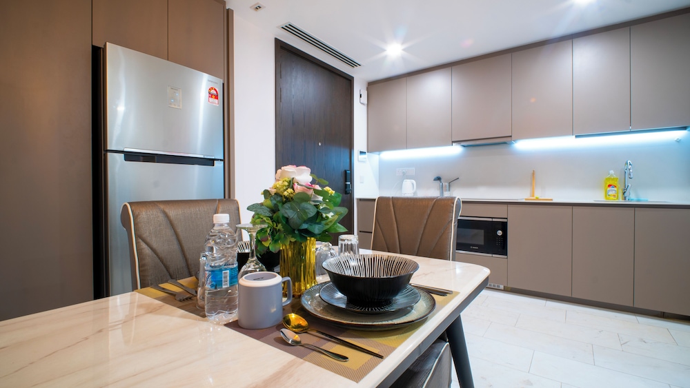Moonway Luxury Suites At Eaton Residence