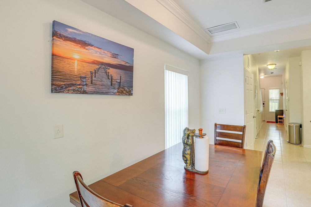 1 Mi to UF: Modern Townhome w/ Balcony