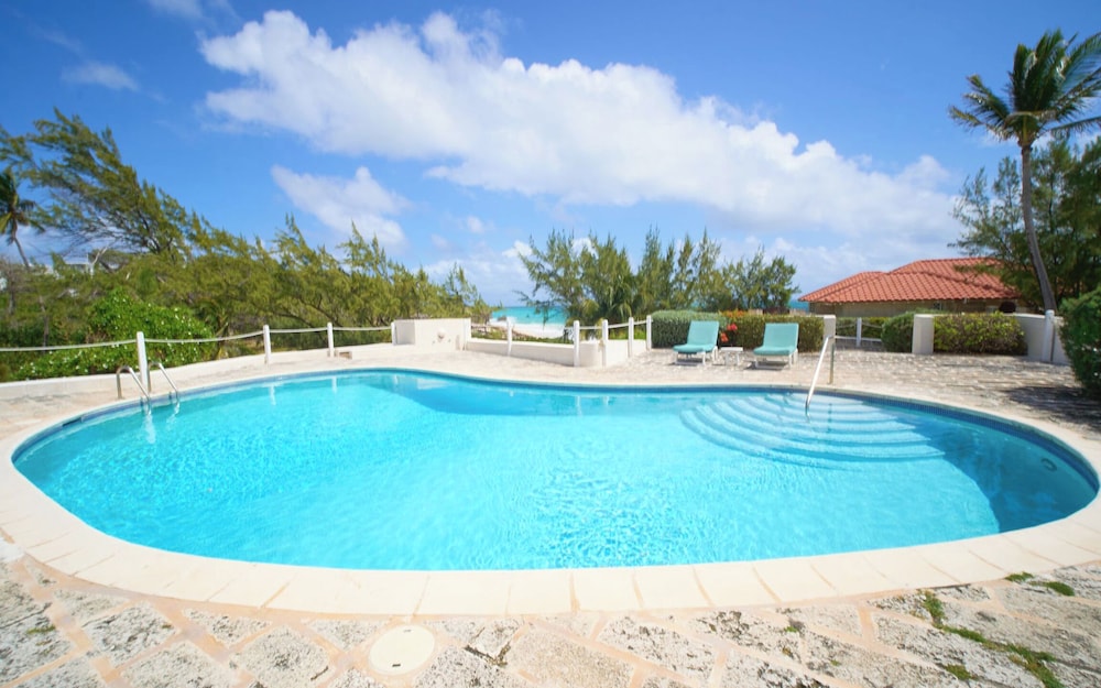 Maltese Falcon Villa - by Zenbreak