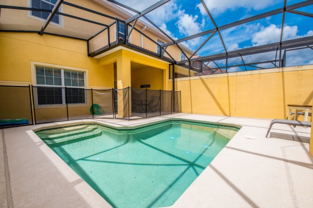 4 Bedroom 3 Bathroom Town Home With Pool view 2