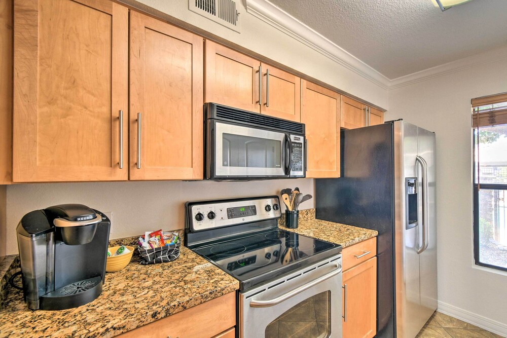6 Mi to Downtown: Phoenix Condo w/ Pool Access!