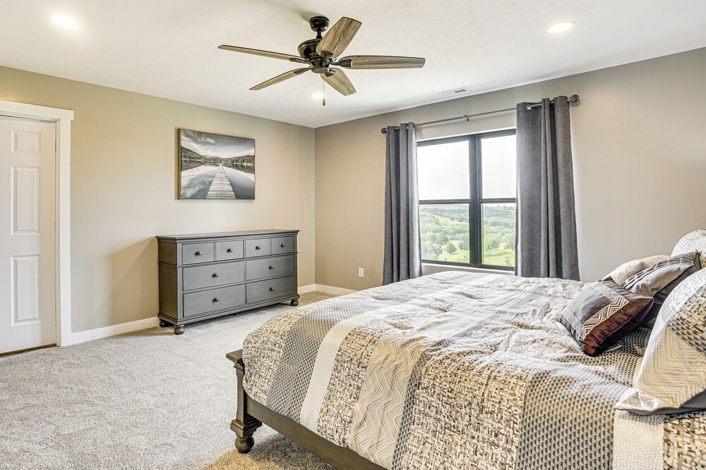 2 Mi to Lewis and Clark Lake: Spacious Getaway