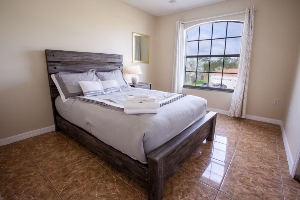 Cheerful 5 bed - 4 Bath Spacious Home
