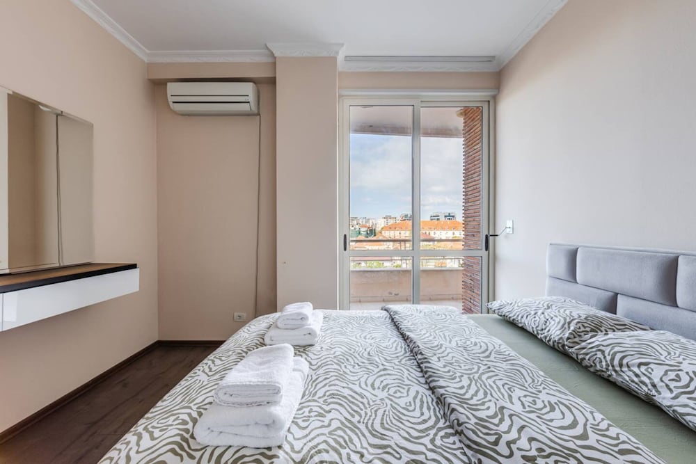Spacious City-view Apartment Overlooking Shkod r