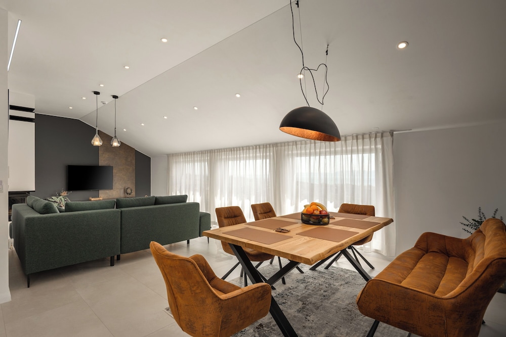 Desamani 975 Apartments