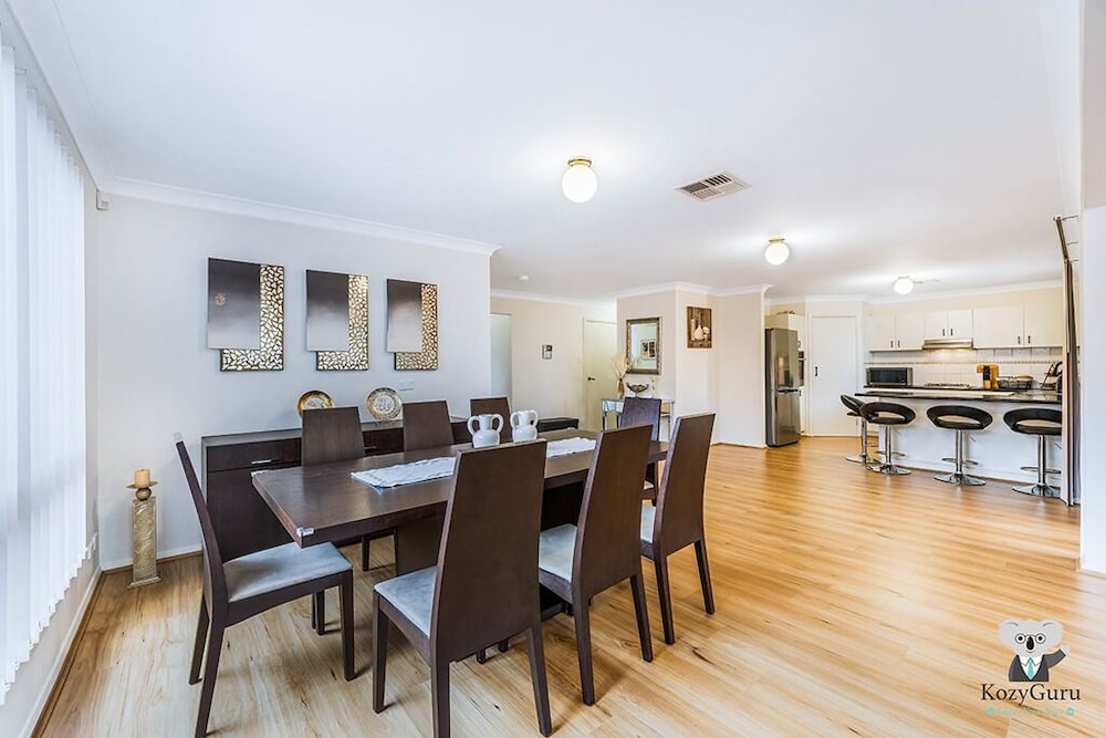 Kozyguru | West Hoxton | Spacious 7-Person Home With Backyard