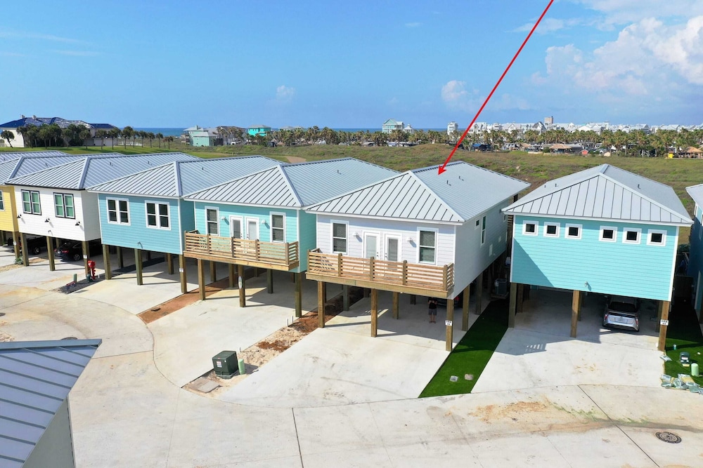2 Homes, Sleeps 22 2 Private Pools, Firepit, Steps to Beach Boardwalk Access