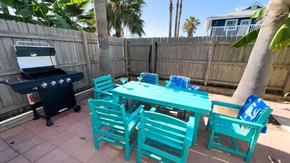 Fun Retro Island Vibe Sleeps 17 Beach 1 Block 4 Bedroom Home
