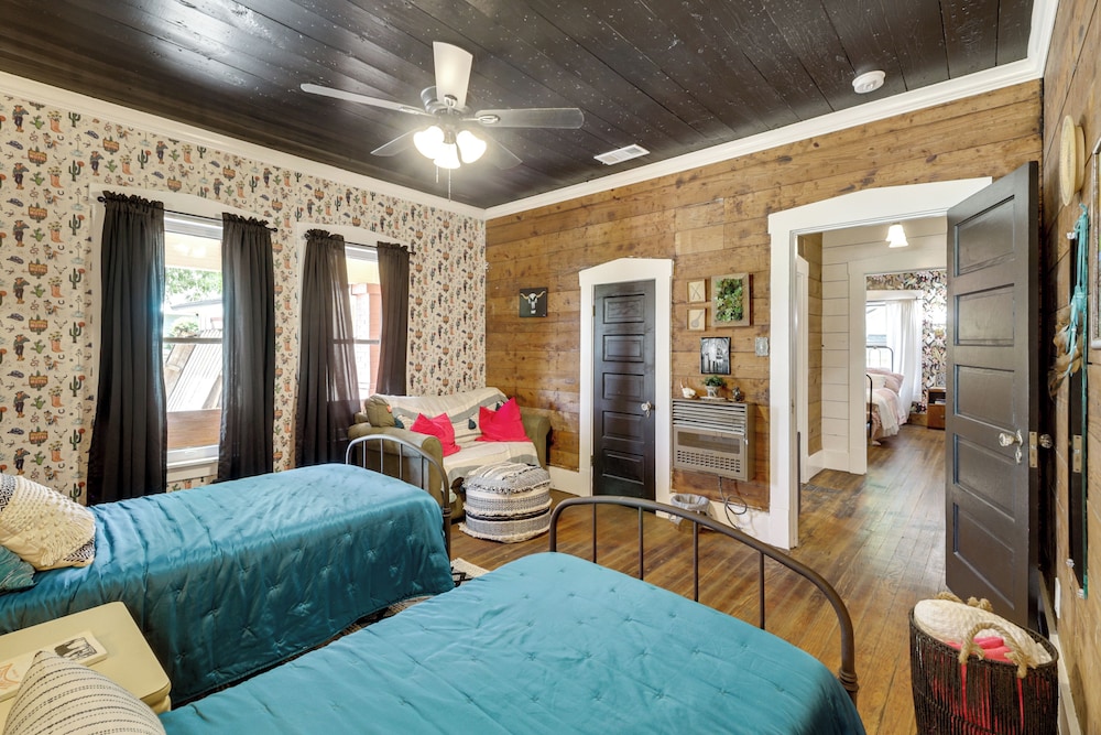 1925 Craftsman Bungalow - 1 Mi to Dtwn Waxahachie!